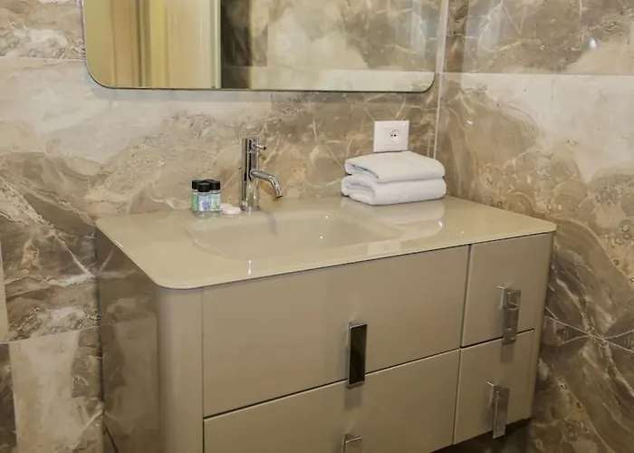 Miku - Impressive 1 Bedroom Downtown Apartment Tirana